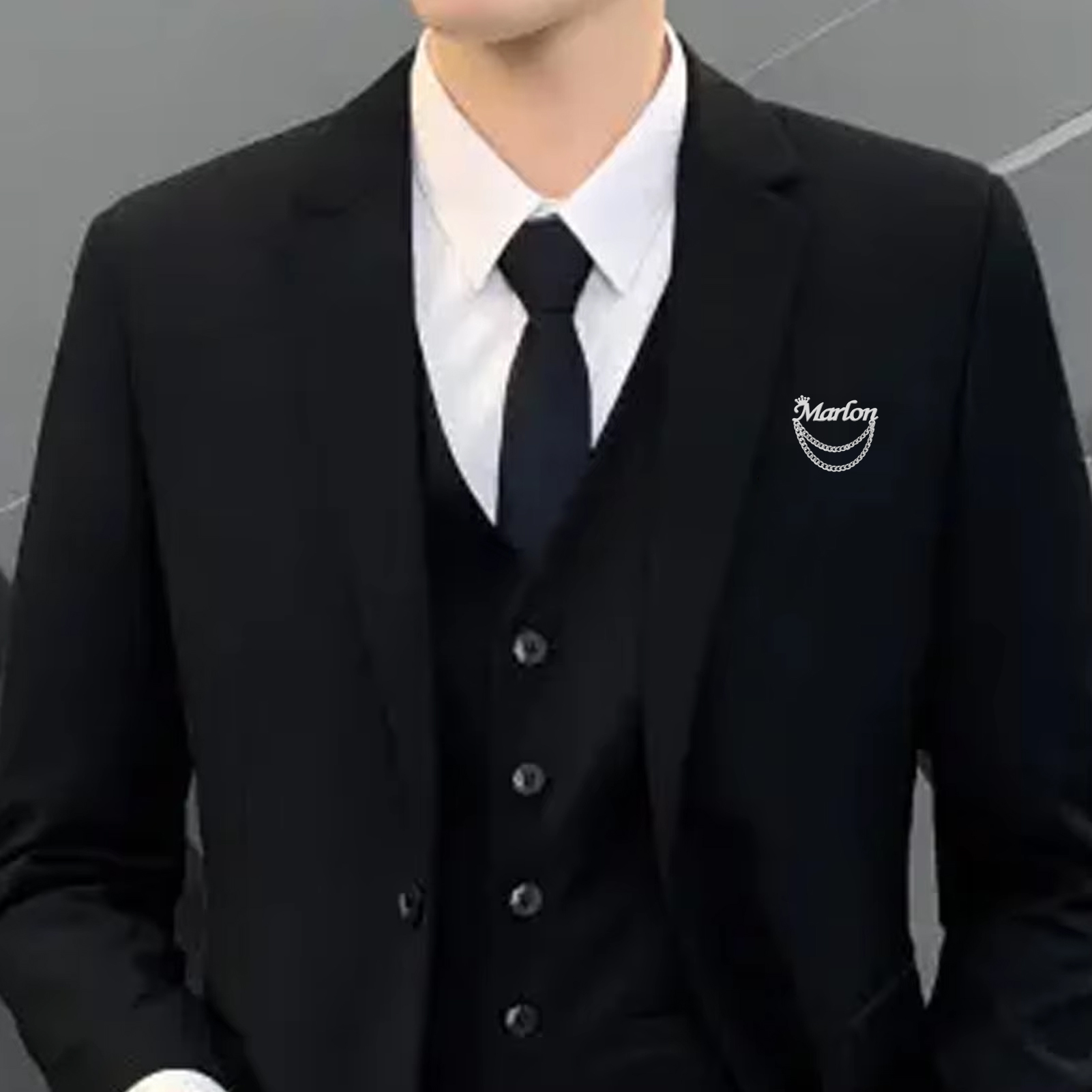 Spersonalizowana broszka z imi – Tuxedo Lapel Pin recenzja i cena